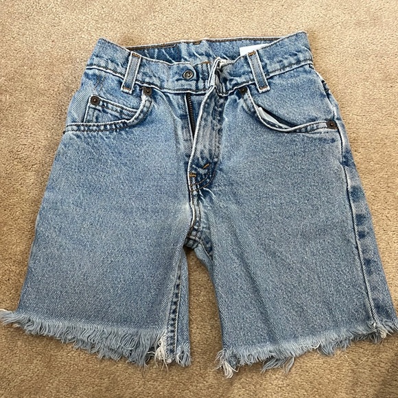Levi 550 unisex Relaxed fit shorts with fringes!  Size 6 , Great condition - Picture 1 of 5